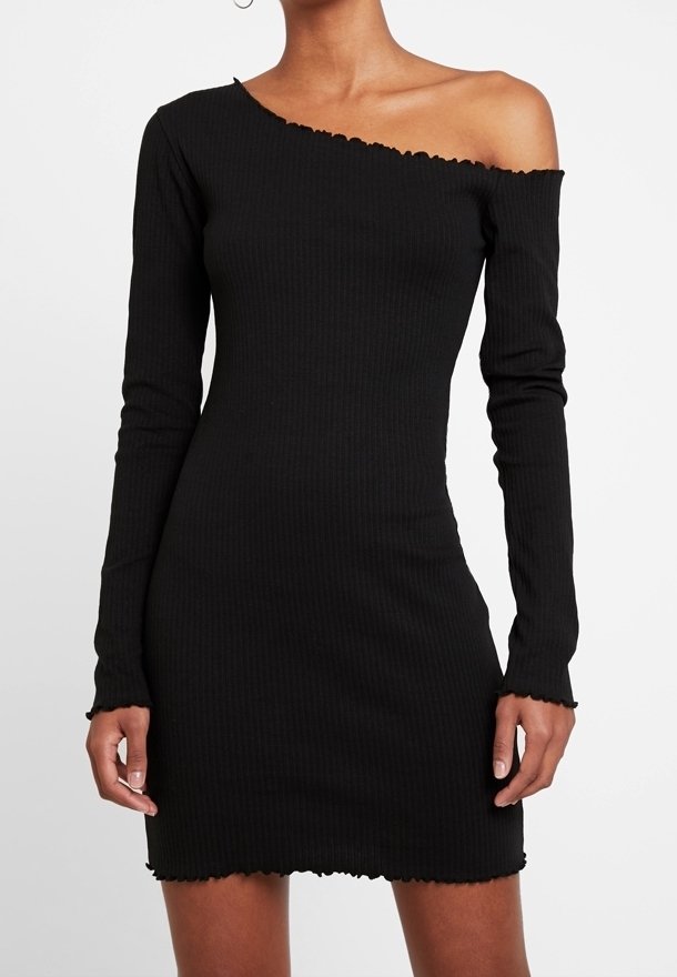 Robe pull noire côtelée avec manches longues et encolure asymétrique, une épaule dénudée, ourlet et poignets à bord ondulé.