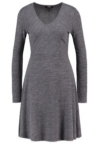 Szara sukienka z długim rękawem i dekoltem w kształcie litery V, z teksturowanym wzorem i rozkloszowaną spódnicą w kształcie litery A, wykonana z miękkiego, elastycznego materiału.