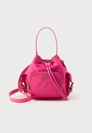Borsa a secchiello in nylon rosa con chiusura a coulisse, tasca frontale con zip e dettagli metallici color oro. Include una tracolla removibile.