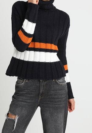 Maglione a coste blu navy con righe orizzontali bianche, arancioni e nere, caratterizzato da una vestibilità rilassata e un design a maglia testurizzata.