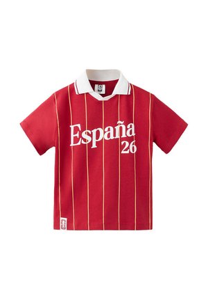 Rotes Polohemd mit kurzen Ärmeln, weißem Kragen, gelben vertikalen Streifen und weißem Text „España 26“ auf der Vorderseite.