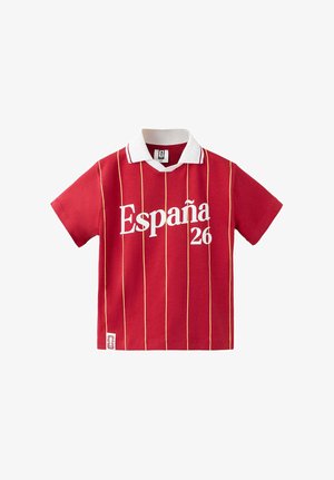 Rood polo shirt met korte mouwen, witte kraag, gele verticale strepen en witte tekst "España 26" op de voorkant.