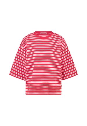 T-shirt oversize à rayures horizontales rouges et blanches, manches courtes et col rond sur fond blanc.