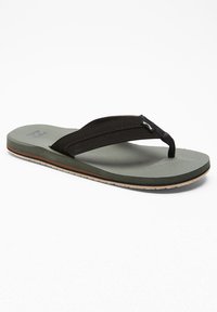 Mustat ja vihreät flip-flop-sandaalit, joissa on teksturoitu pohjallinen, kumipohja ja kontrastoiva ruskea yksityiskohta reunan ympärillä.