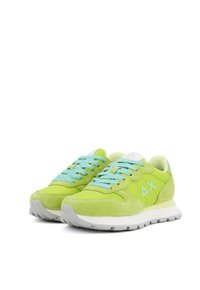 Zapatillas de ante verde con cordones y acentos azul claro, que cuentan con una entresuela blanca y una superficie texturizada, mostrando un diseño moderno.