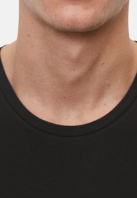 Schwarzes T-Shirt mit rundem Hals, kurzen Ärmeln und einer glatten Textur. Der Stoff wirkt weich und weist keine sichtbaren Muster oder Akzente auf.