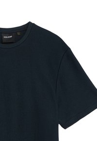 Marineblauwe t-shirt met korte mouwen van een gestructureerde stof, ronde halslijn en een label binnenin. Eenvoudig ontwerp zonder zichtbare patronen.
