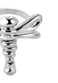 Bouchon de bouteille en métal argenté avec un design sculpté de libellule, texture lisse, sommet circulaire et base allongée avec des détails en spirale.