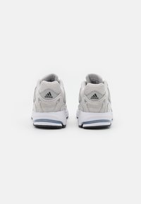 Svetle šedé tenisky Adidas s voděodolnou síťovinou a syntetickými akcenty, vybavené polstrovaným límcem, plochými tkaničkami a bílou podrážkou s černými a modrými detaily.