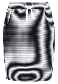 Randig blyertskjol i marinblått och vitt, med dragsko i midjan och sidofickor. Tyget är glatt med en lätt känsla.