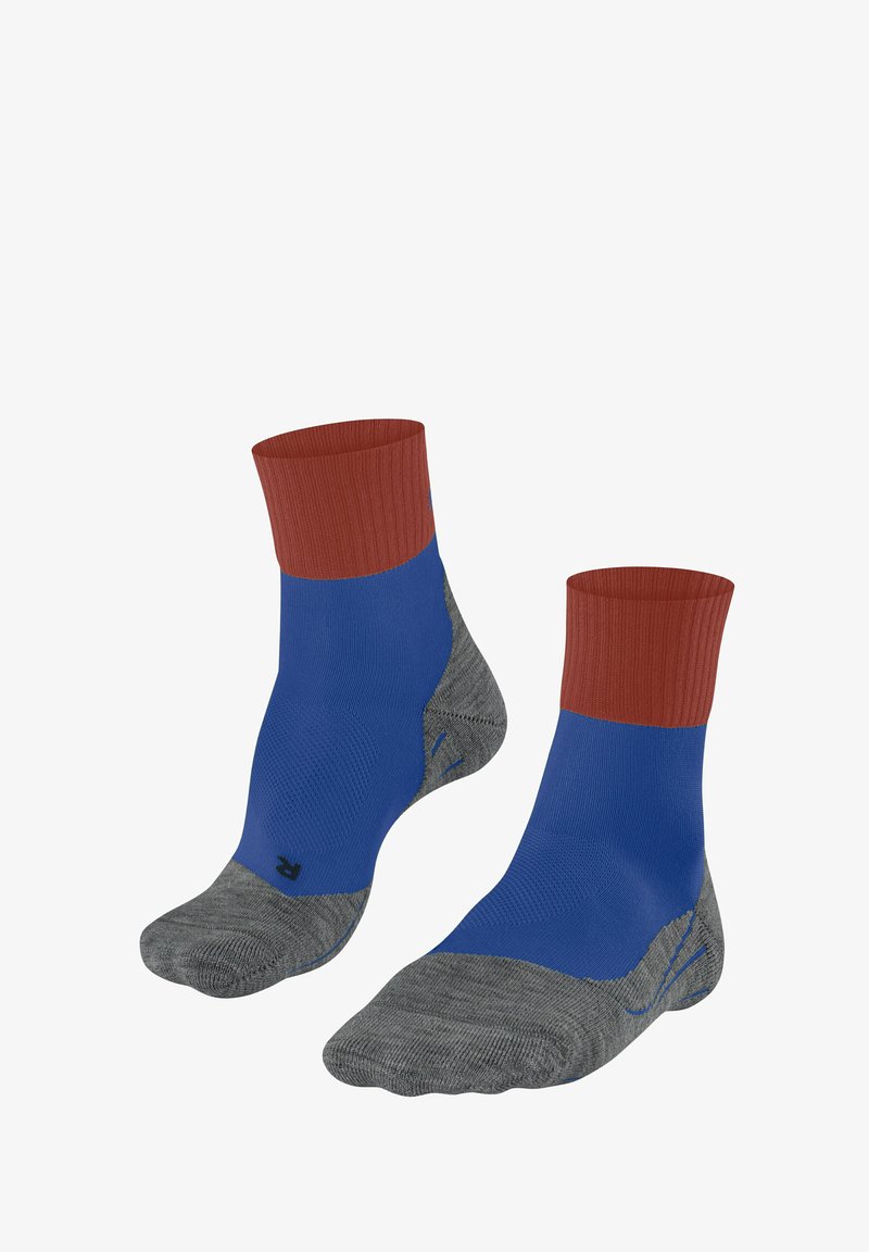 Chaussettes de sport bleu et gris avec un revers côtelé rouge, présentant une texture lisse et un renfort aux orteils et au talon pour plus de durabilité.