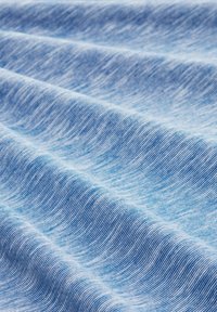 Svetlo modra tkanina z fino teksturo, ki vsebuje gladke, valovite linije in subtilne variacije v senci. Mehak bombažni material.