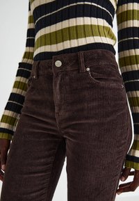 Vero Moda VMFLASH FLARED - Pantalon classique - chocolate torte