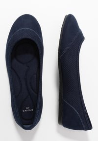 Ballerines en daim bleu marine avec des détails perforés, des tiges lisses, des semelles intérieures rembourrées et des semelles en caoutchouc noir flexibles.