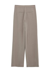 Pantalons larges en taupe, fabriqués à partir d'un tissu doux. Présentent une finition lisse, deux poches arrières et des coutures ajustées.