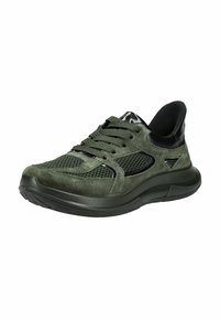 Scarpa sportiva verde in suede con pannelli in rete; dettagli neri; lacci rotondi; suola testurizzata; design moderno con tagli sottili.