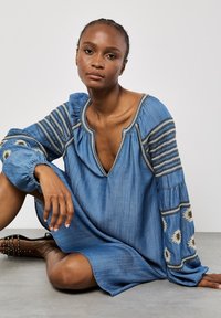 Apricot Farkkumekko - blue