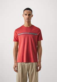 Tommy Hilfiger CHEST STRIPE TEE - Tričko s potlačou - terra red