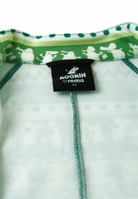 Bluza z motywem Muminków o jasnoniebieskim tle, wykończona zielonymi kropkami i nadrukami postaci w kolorze białym. Posiada wszytą metkę z nazwą marki.