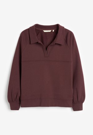 Pull-over manches longues, brun foncé, avec col, encolure en V, poignets froncés et ourlet en bas, posé à plat sur fond blanc.