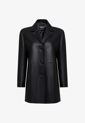 Cappotto in pelle nera con colletto classico, bottoni monopetto, maniche lunghe e una texture liscia. Presenta una silhouette sagomata.