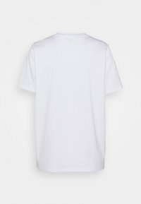 Bílý bavlněný tričko s kulatým výstřihem, krátkými rukávy a rovním lemem, se hladkým povrchem a bez viditelných grafik nebo vzorů.