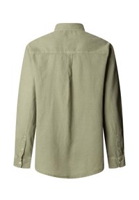 Πουκάμισο σε μακριά μανίκια ελιάς με μανσέτες με κουμπιά, πίσω ζώνη και κεντρική πιέτα, εμφανίζεται από πίσω.