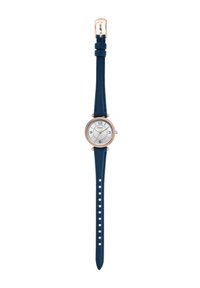 Montre avec bracelet en cuir bleu, cadran argenté, lunette en or rose, chiffres arabes et logo de marque doré. Elle dispose d'une fermeture à boucle ardillon.