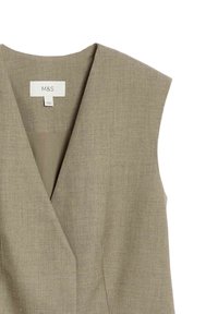 Gilet senza maniche verde oliva, sartoriale, con scollatura profonda a V, realizzato in tessuto testurizzato, dotato di un'etichetta minimalista M&S vicino al collo.