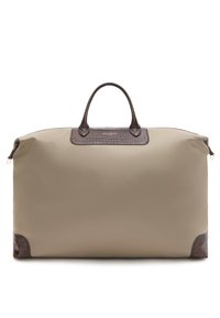 Sac de voyage synthétique beige avec des accents en croco brun embossé, des poignées doubles et une fermeture zippée, présente une finition lisse et brillante.