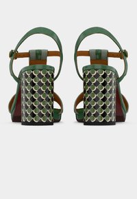 Πράσινα σανδάλια με ψηλό τακούνι και λουράκι στον αστράγαλο, με καρό μαύρο και πράσινο τακούνι σε σχήμα μπλοκ και λείο πράσινο δερμάτινο επάνω μέρος.