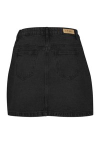 Jupe mini en denim noir avec une couture arrière, deux grandes poches arrière et un patch rectangulaire de la marque à la taille. Tissu texturé.