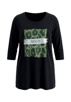 Czarna koszula z długim rękawem z zielonym kwadratem z nadrukiem w panterkę i srebrnym pociągnięciem pędzla z napisem "Find Your Happiness" na przodzie.