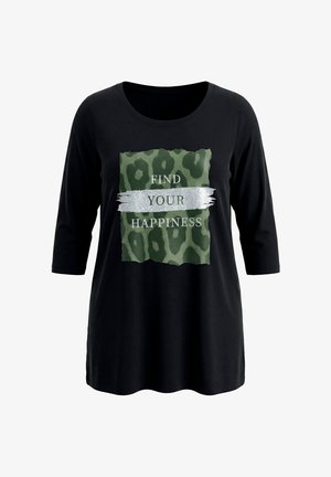 Czarna koszula z długim rękawem z zielonym kwadratem z nadrukiem w panterkę i srebrnym pociągnięciem pędzla z napisem "Find Your Happiness" na przodzie.