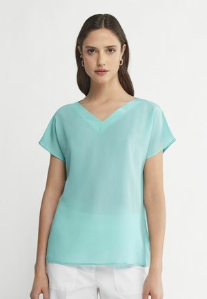 V-hals, kortærmet top i lys aqua chiffon. Løs pasform med en glat tekstur og let gennemsigtig stof. Sømløs kant.