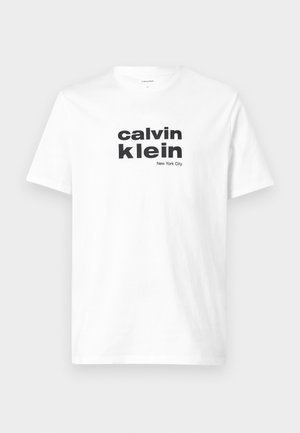 Camiseta blanca de algodón con texto en negrita negro: "calvin klein" y "New York City". Clásico cuello redondo y mangas cortas.