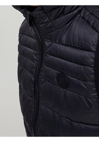Jack & Jones Junior JJEHERO BODYWARMER HOOD - Väst - black