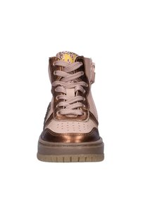 Hoofdsneakers met een lichtroze stoffen bovenwerk, metallic bronzen accenten, geperforeerd ontwerp en een beige rubberen zool. Zijrits detail.