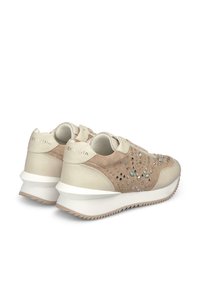 Sneakers beige realizzati in pelle e camoscio, con dettagli borchiati, una suola intermedia bianca e una suola testurizzata per una migliore aderenza.
