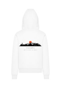Weißer Hoodie mit schwarzem Stadtskyline- und Berg-Graphic, orangefarbener Sonne im Hintergrund und dem Text "ENTFLIEHEN UND DIE WELT ENTDECKEN" auf dem Rücken.