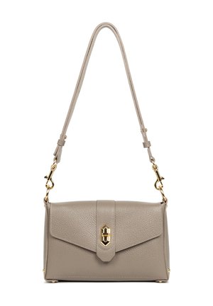 Borsa a tracolla in pelle grigia con una forma strutturata, dotata di patta frontale, accessori in oro e tracolla regolabile. Texture liscia con dettagli sottili.