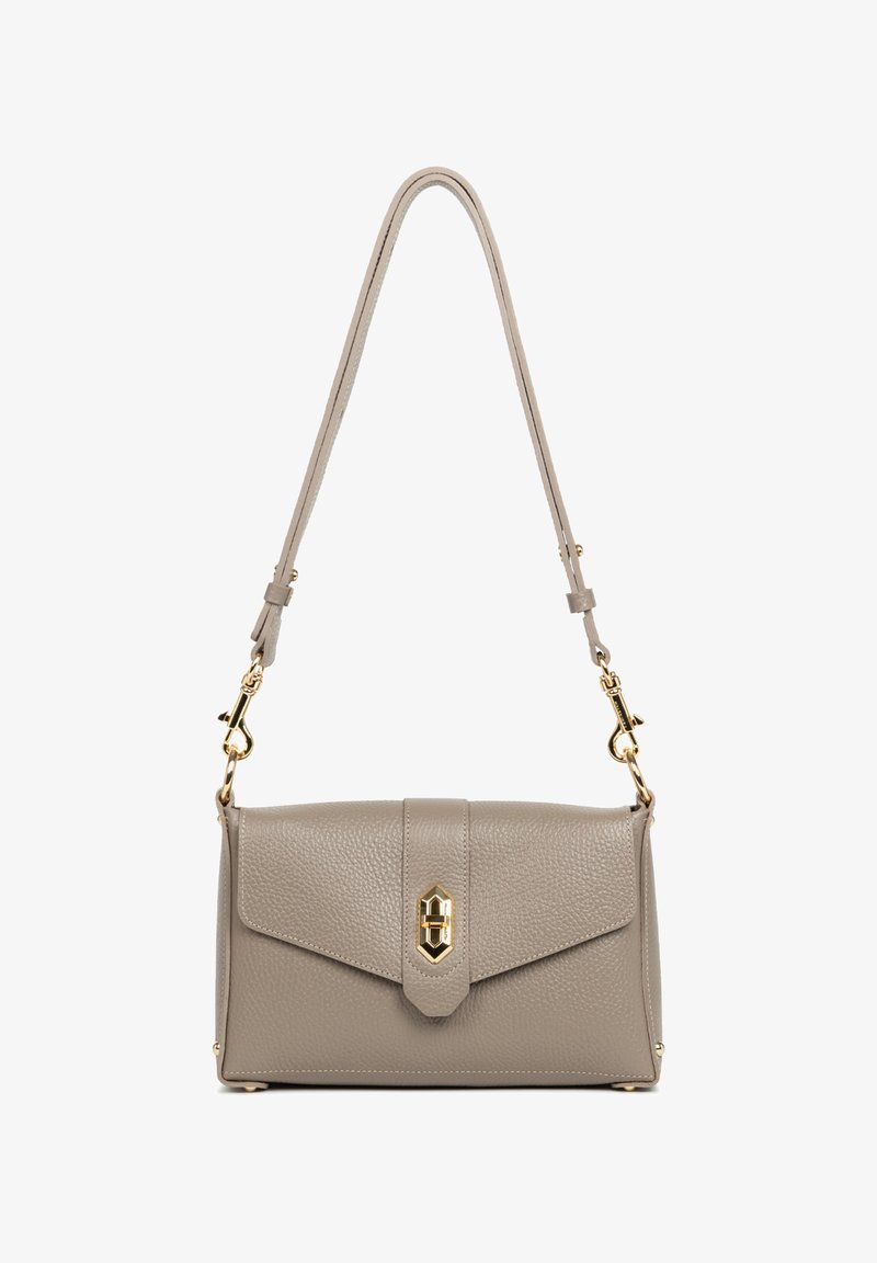 Sac à main en cuir gris avec une forme structurée, doté d'un rabat avant, de quincaillerie dorée et d'une bandoulière réglable. Texture lisse avec des détails subtils.