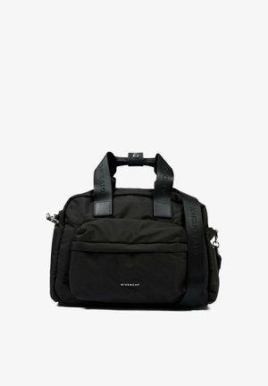 Czarna torebka Givenchy z podwójnymi uchwytami i odpinanym paskiem na ramię, przednia kieszeń na zamek oraz srebrne detale.