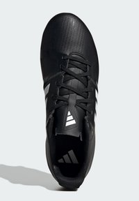 Černá sportovní obuv s texturovaným svrškem, černými tkaničkami, bílými doplňky a štíhlým designem. Hladký syntetický materiál.