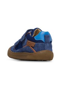 Marineblauwe sneaker van suede en mesh materialen, met klittenbandsluiting, tan rubberen zool en lichtblauwe accenten op de hiel.