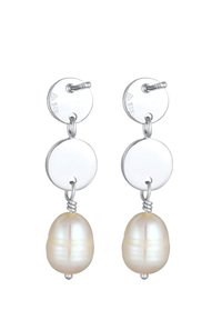 Pendientes de plata con studs circulares, que cuentan con una perla blanca irregular colgante, exhibiendo una textura suave y un brillo sutil.