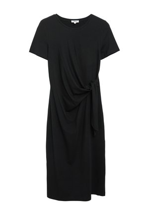 Schwarzes knielanges Kleid mit kurzen Ärmeln, Rundhalsausschnitt und seitlichem Knotendetail, das vorne einen dezenten Drapierungseffekt erzeugt.