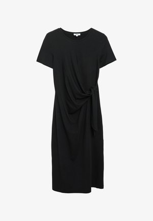 Zwarte knielange jurk met korte mouwen, ronde hals en een zijknoopdetail die aan de voorkant een subtiele drapering creëert.