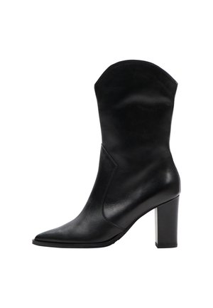 Fekete bőr bokacsizma hegyes orral, magas tömbsarkú és enyhén ívelt szárral. Sima textúra minimális varrási részletekkel.