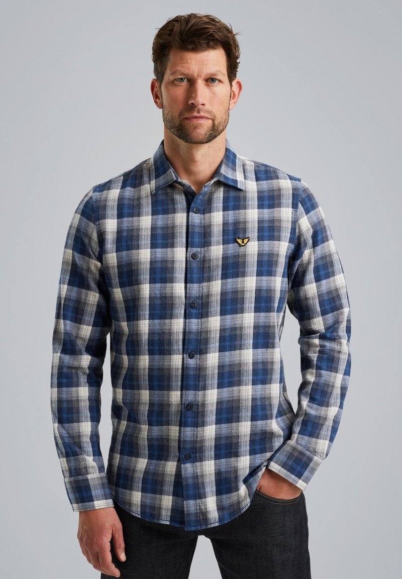 Blauwe en witte geruite langemouwen overhemd met button-down kraag, voorzien van een klein geel embleem op de linkerkant van de borst, gemaakt van textuurstof.